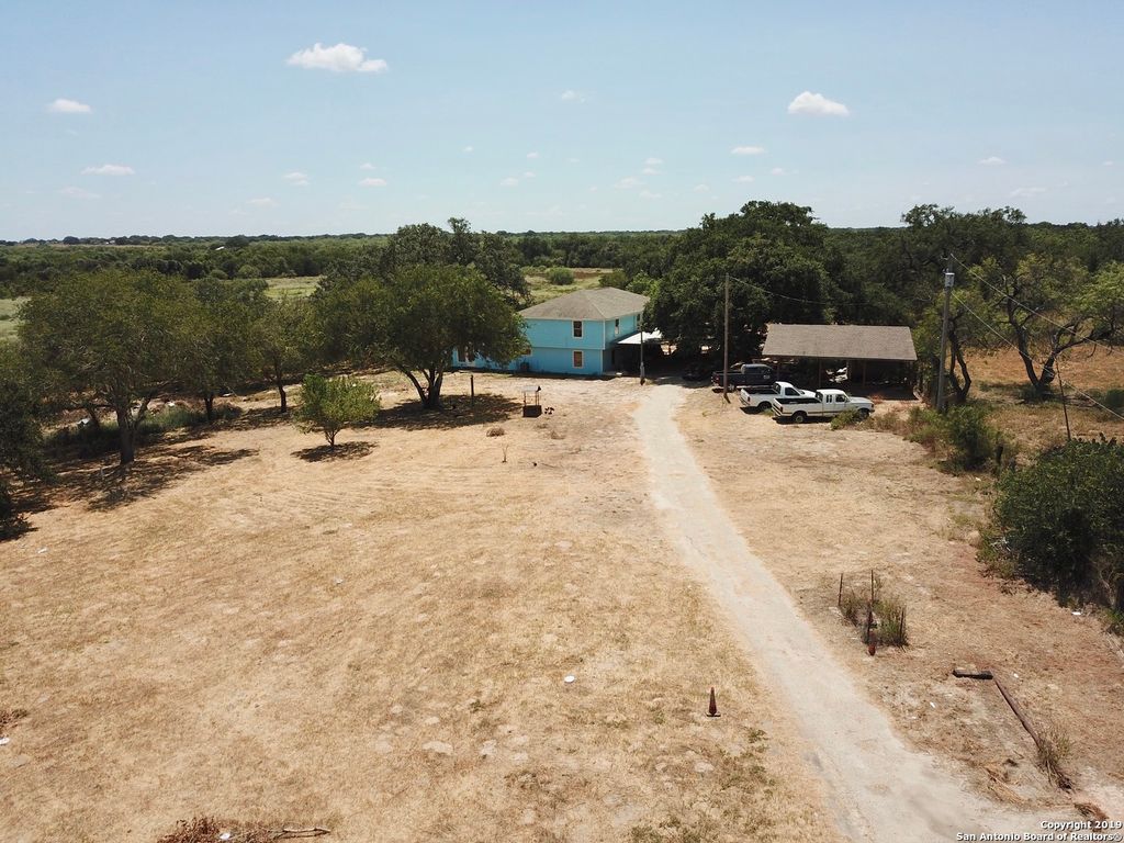 Photo of 324 Rooster Dr, Pleasanton, TX 78064 (MLS # 1930598)
