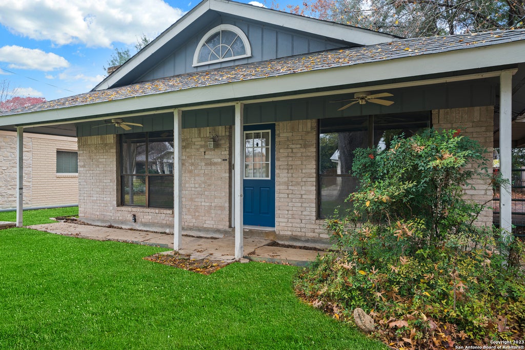 Photo of 940 HAYSELTON AVE, New Braunfels, TX 78130 (MLS # 1973420)