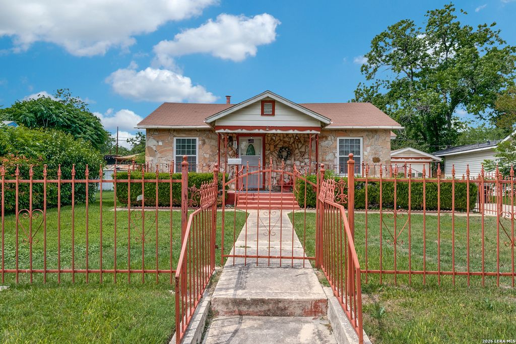 Photo of 147 Ellana Claire St, San Antonio, TX 78225 (MLS # 1970663)
