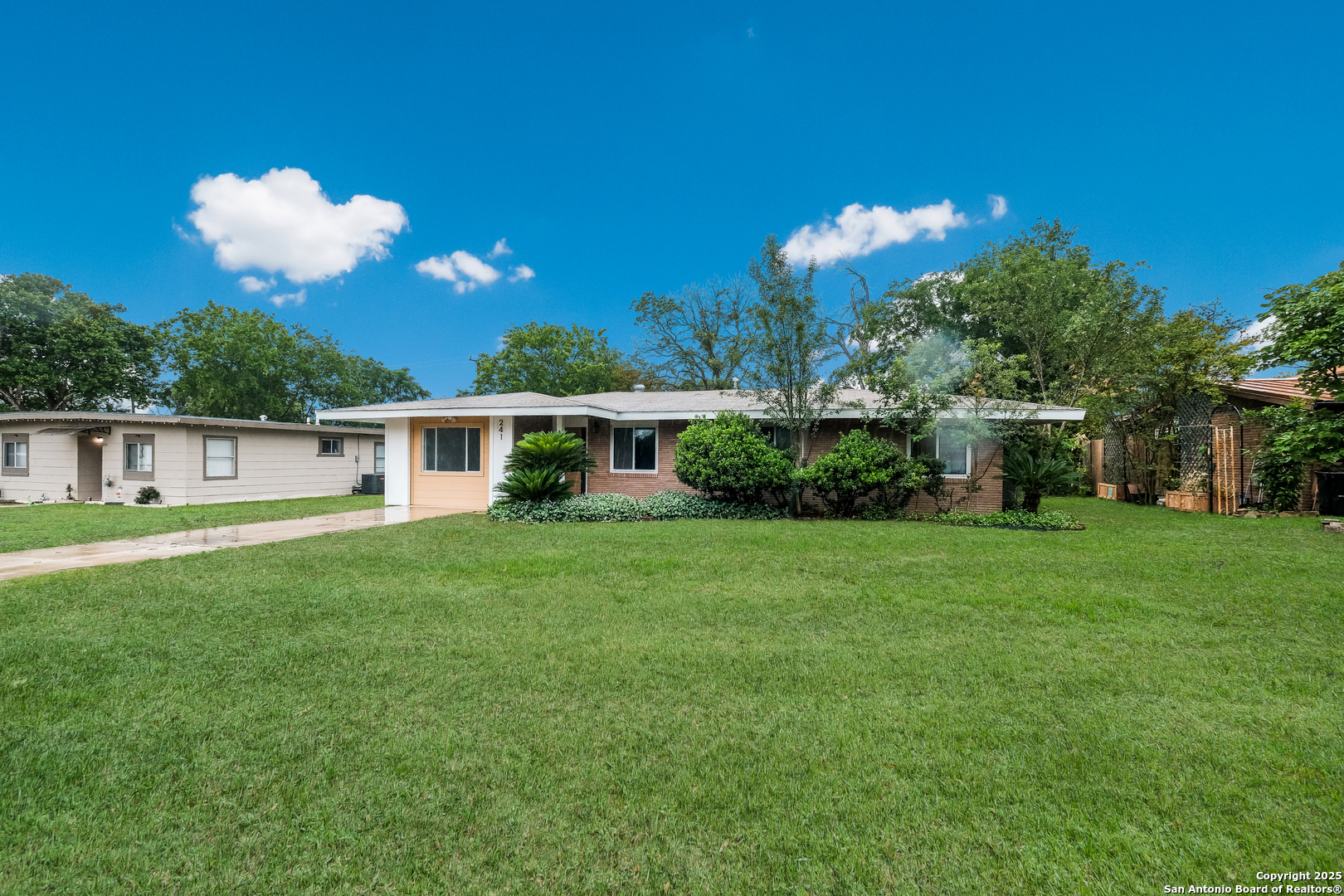 241 Weathercock Ln