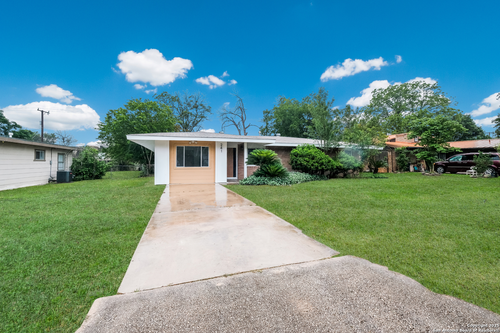 241 Weathercock Ln