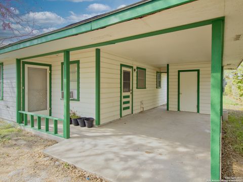 A home in Karnes City