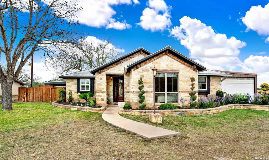 Photo of 768 County Road 664, Devine, TX 78016 (MLS # 1955702)