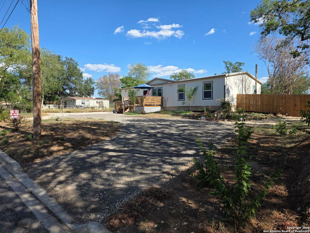 Photo of 625 Avenue D, Poteet, TX 78065 (MLS # 1898946)