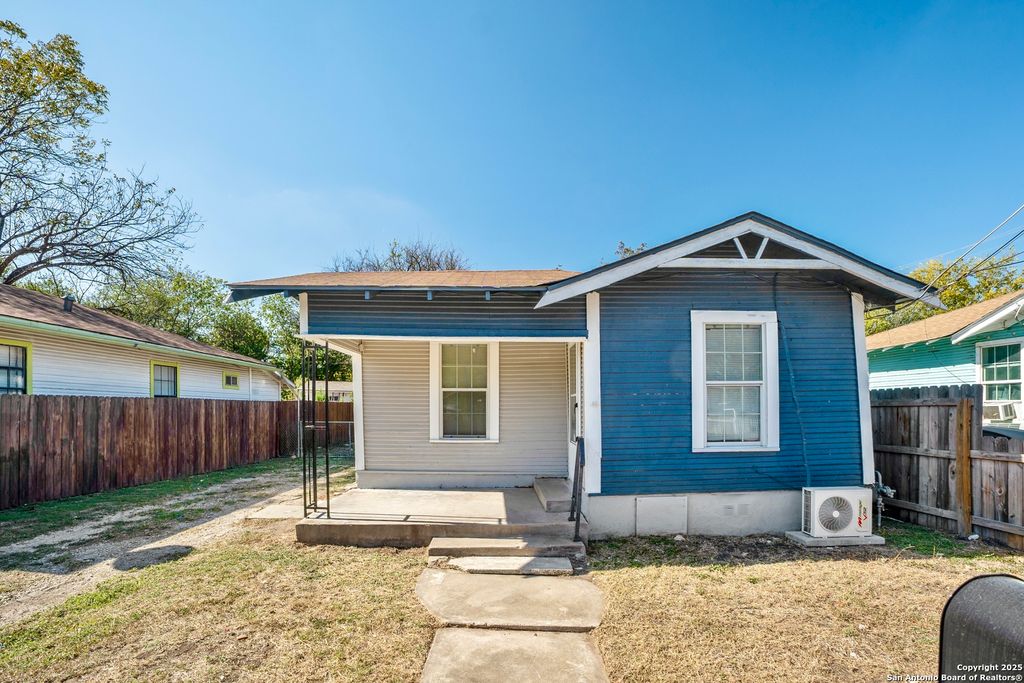 Photo of 1519 N Sabinas, San Antonio, TX 78207 (MLS # 1923455)
