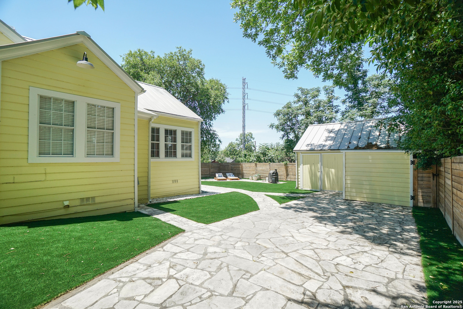 517 W Hollywood