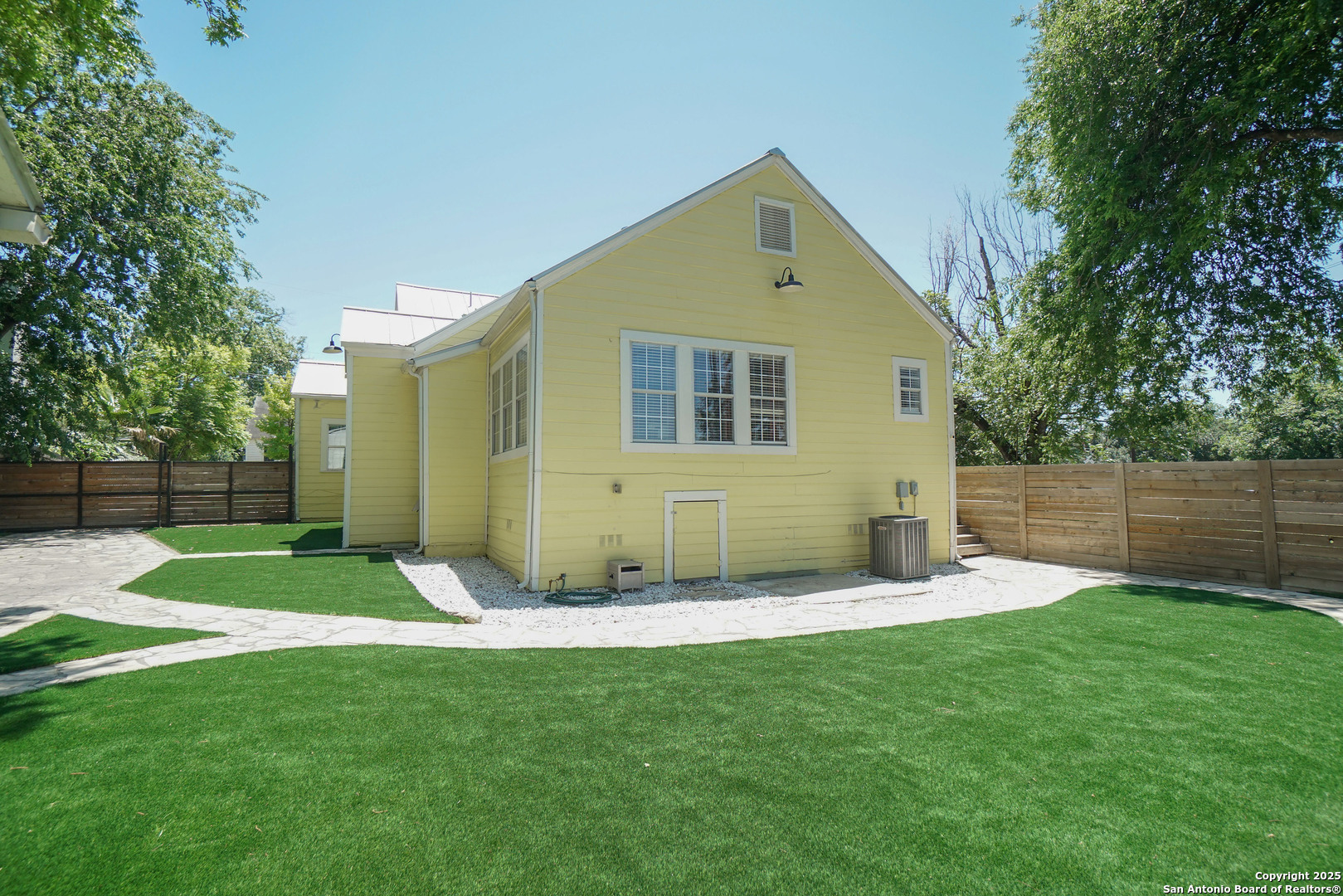 517 W Hollywood
