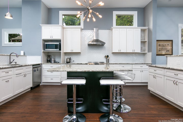 Photo 1 of 22 — 510 A E MISTLETOE AVE, San Antonio, TX 78212