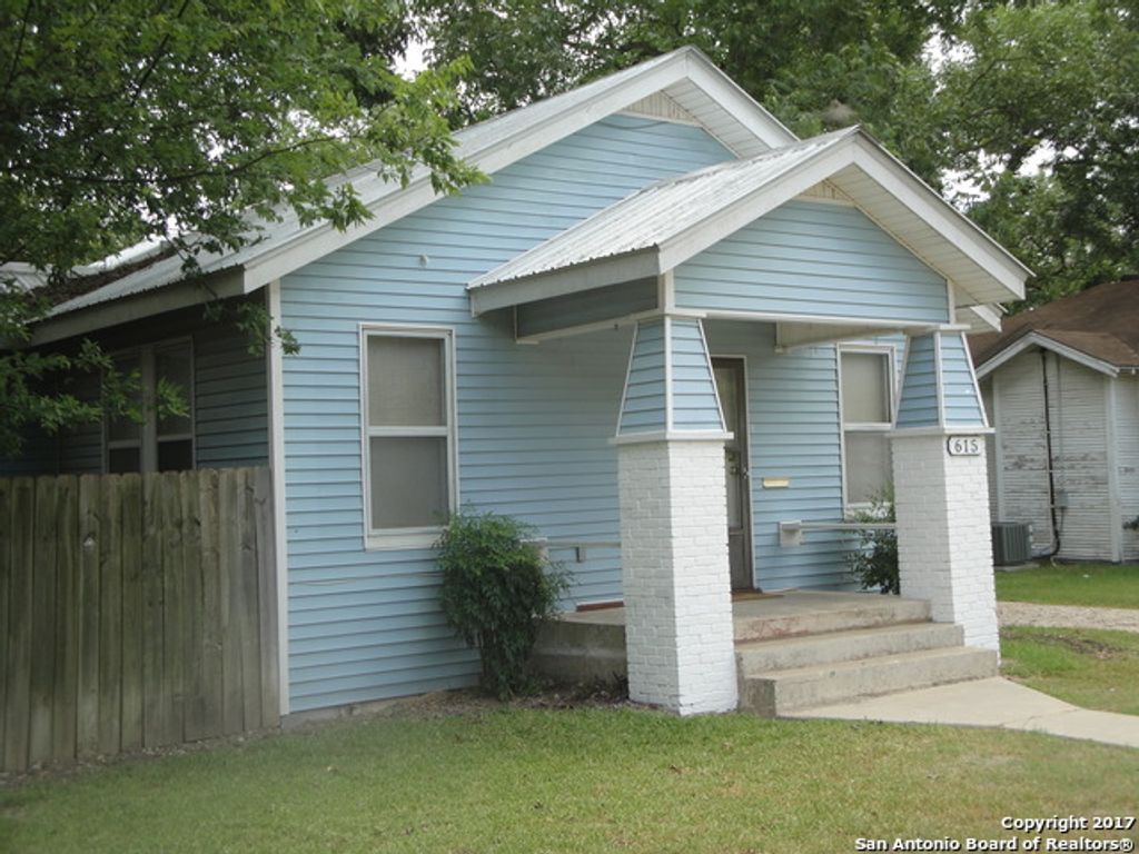 Photo of 615 ELM ST, Seguin, TX 78155 (MLS # 1915631)