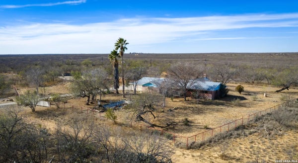 ADDRESS PRIVATE, CARRIZO SPRINGS, TX 78834 - Image e17addf3fc6b909dcc6daa6adf8cac07/429096841