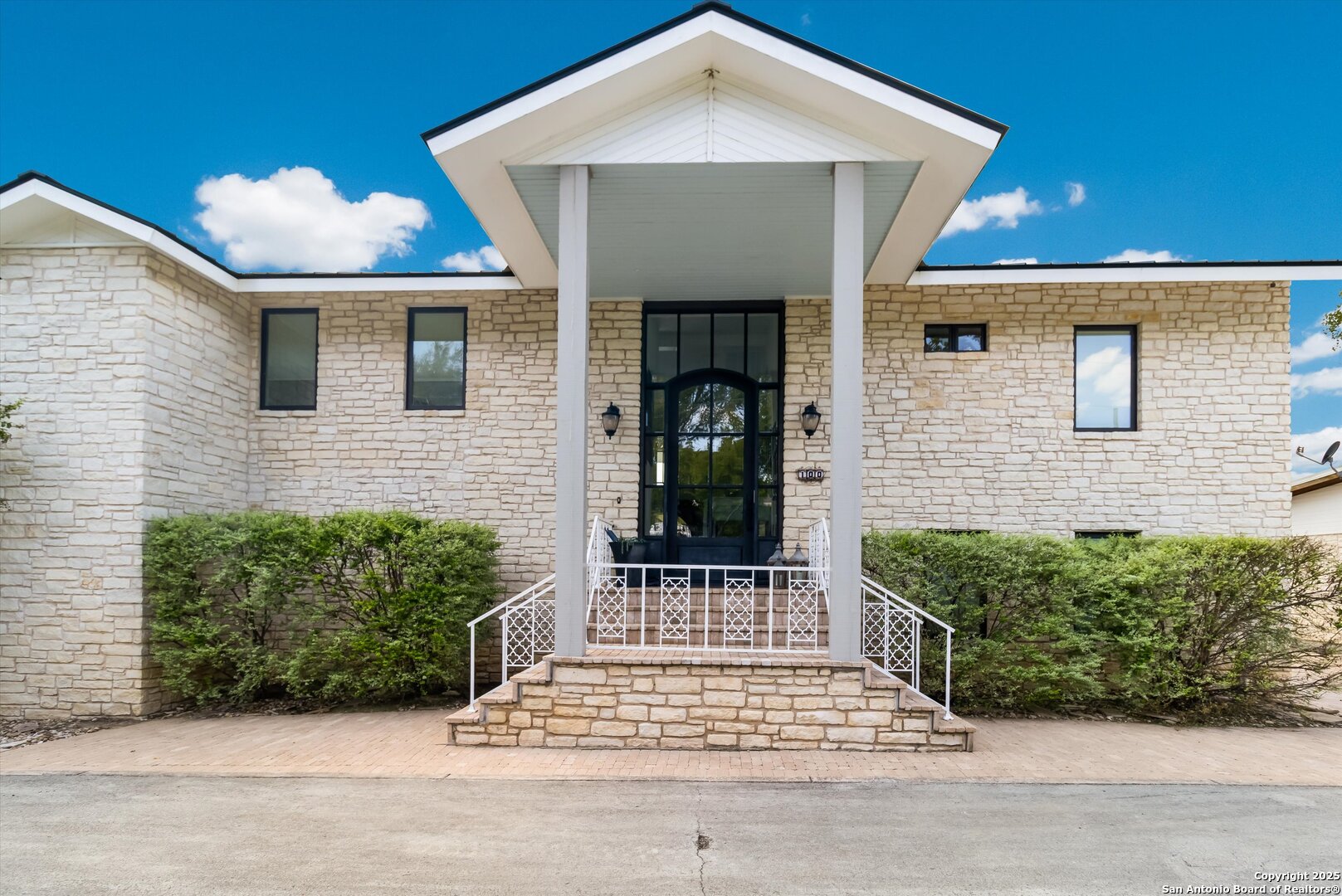 100 S Waterway Dr, Kingsland, TX, 78639, USA, 7 Bedrooms Bedrooms, ,6 BathroomsBathrooms,Residential,Active,100 S Waterway Dr,1909408