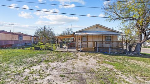 A home in Karnes