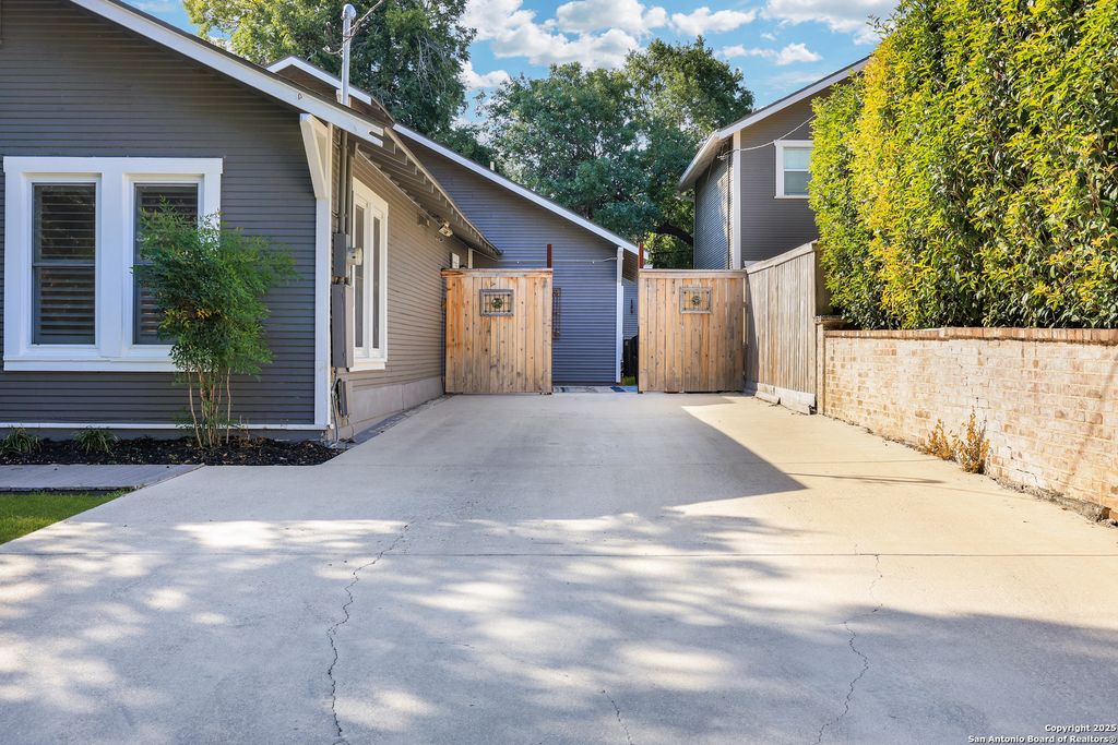 Photo of 118 Routt St, Alamo Heights, TX 78209 (MLS # 1913174)