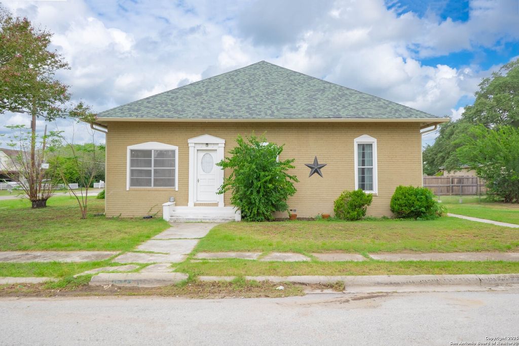Photo of 301 Jefferson Dr, Devine, TX 78016 (MLS # 1906555)