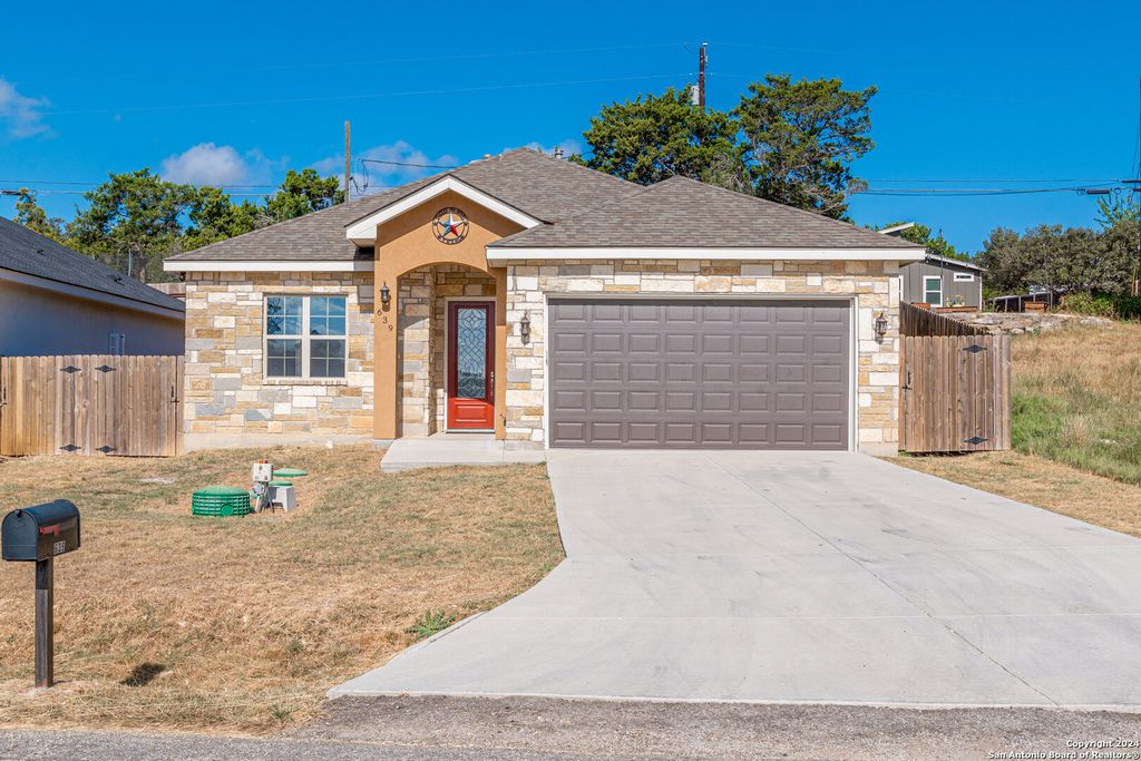 Photo of 639 Hummingbird Hill, Canyon Lake, TX 78133 (MLS # 1957114)