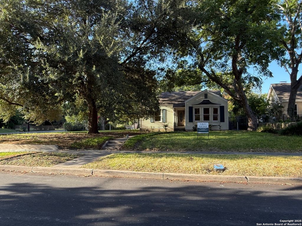 Photo of 352 Cloverleaf, Alamo Heights, TX 78209 (MLS # 1888829)