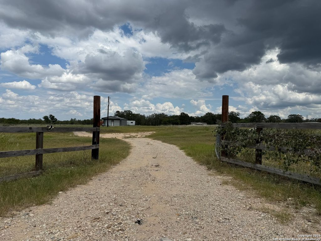 Photo of 386 Old Colony Rd, Seguin, TX 78155 (MLS # 1878070)