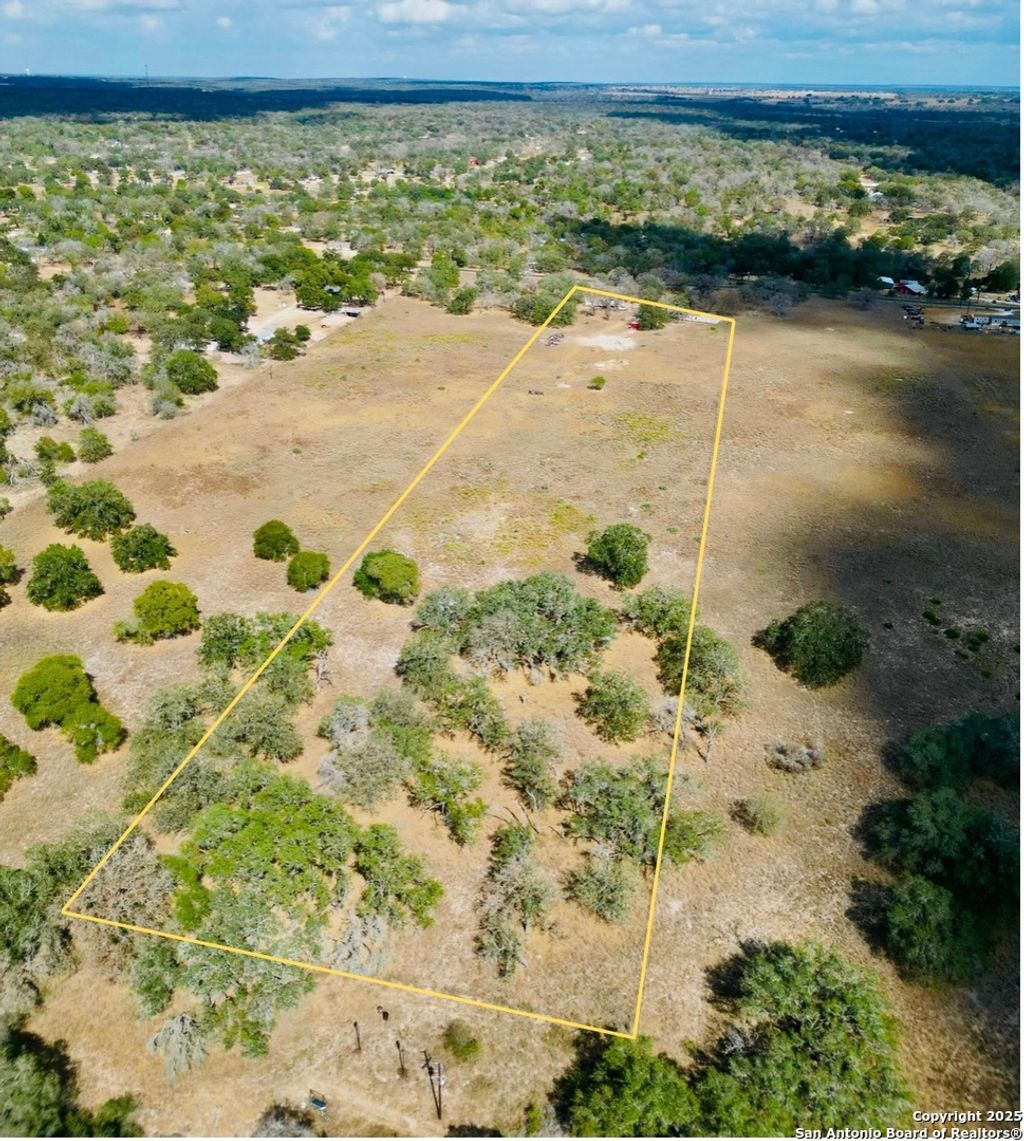 Photo of 201 Mariposa Ln, Floresville, TX 78114 (MLS # 1918408)