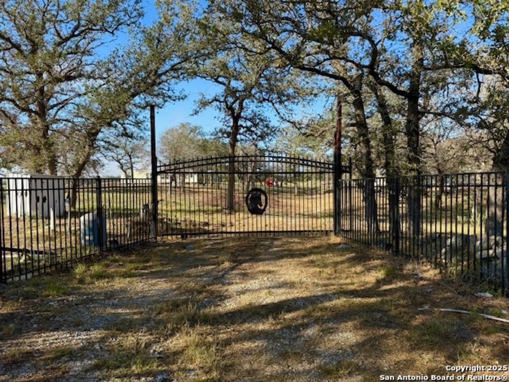 Photo of 201 Mariposa Ln, Floresville, TX 78114 (MLS # 1918408)