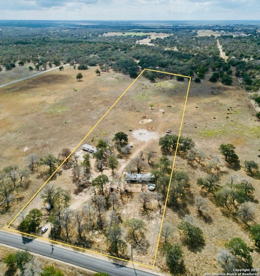 Photo of 201 Mariposa Ln, Floresville, TX 78114 (MLS # 1918408)