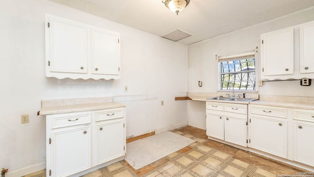 Photo of 2719 Chihuahua, San Antonio, TX 78207 (MLS # 1922323)