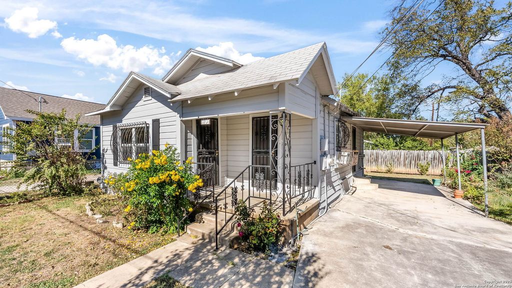 Photo of 2719 Chihuahua, San Antonio, TX 78207 (MLS # 1922323)