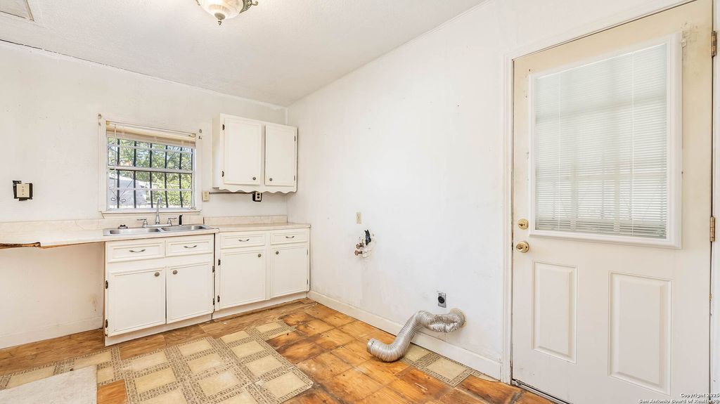 Photo of 2719 Chihuahua, San Antonio, TX 78207 (MLS # 1922323)