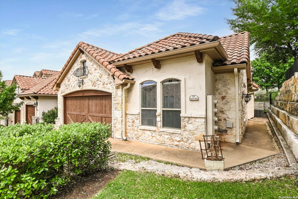 Photo of 207 Enclave Cir, Horseshoe Bay, TX 78657 (MLS # 1961079)