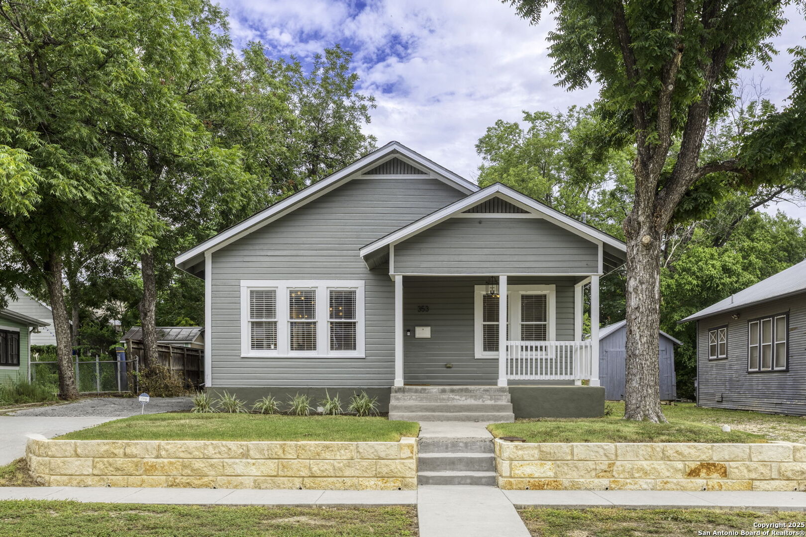 353 E Woodlawn Ave