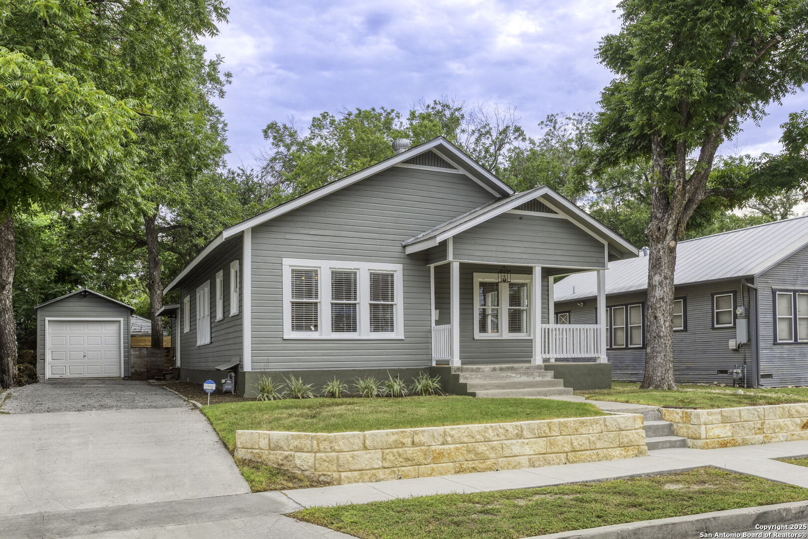 353 E Woodlawn Ave