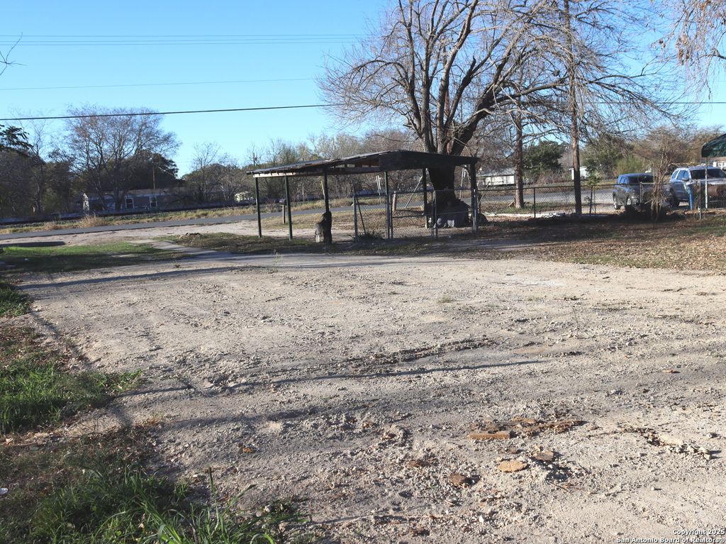 Photo of 506 N TRANSPORTATION DR, Devine, TX 78016 (MLS # 1832718)