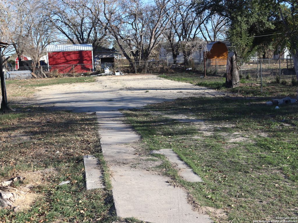 Photo of 506 N TRANSPORTATION DR, Devine, TX 78016 (MLS # 1832718)