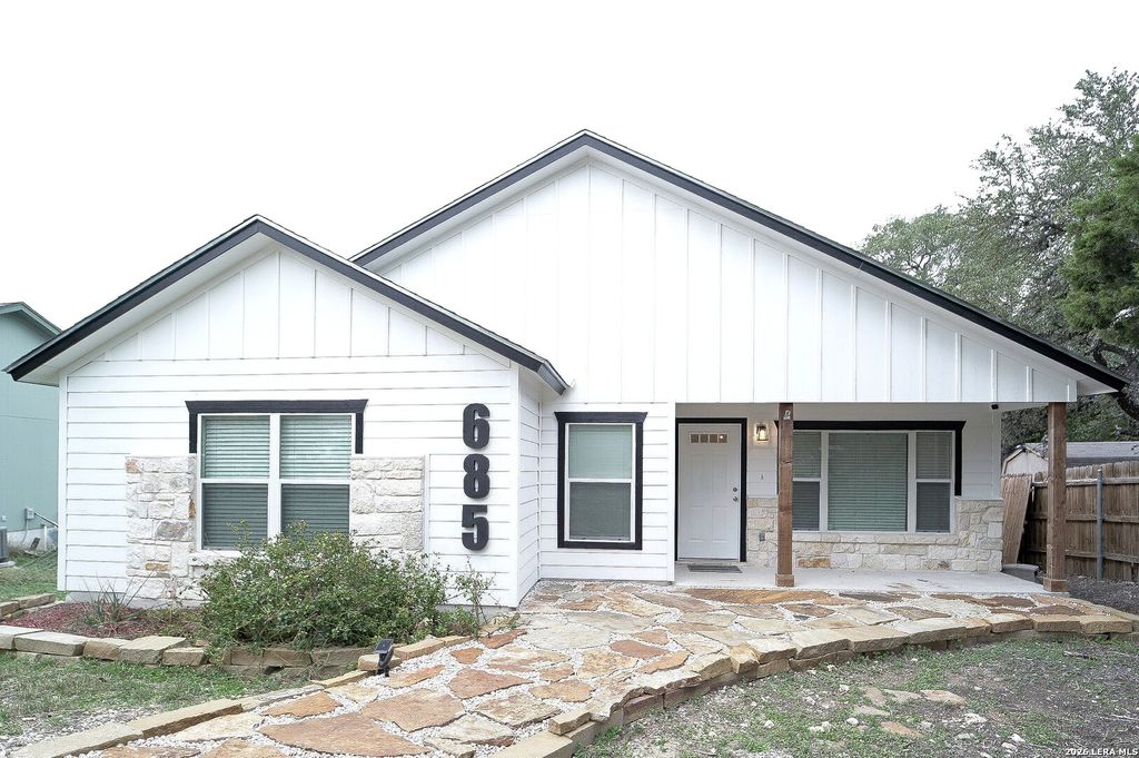 Photo of 685 Ridgerock Dr, Canyon Lake, TX 78133 (MLS # 1953600)