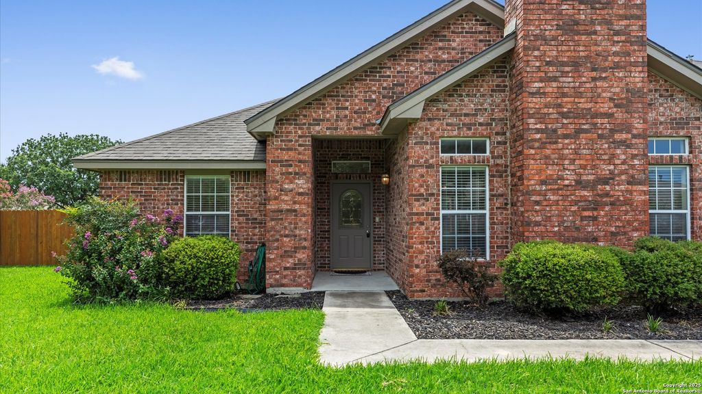 Photo of 180 Castlewood Dr, Seguin, TX 78155 (MLS # 1883999)