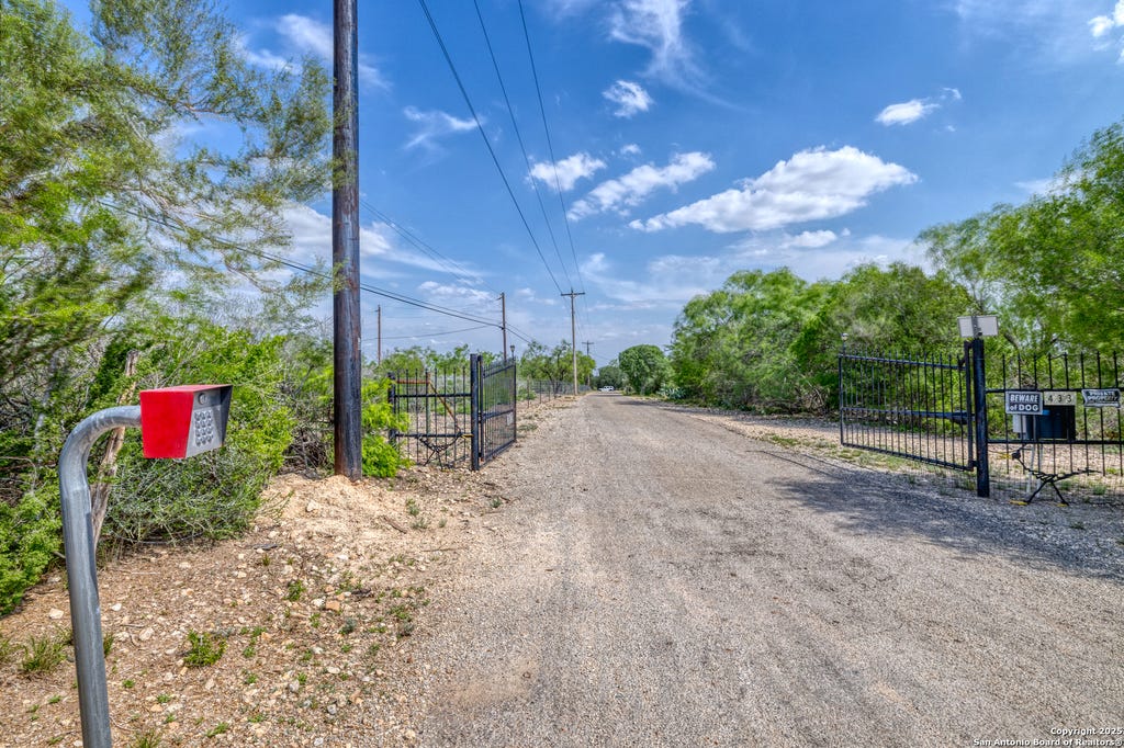 Photo of 433 Mills Ln, Uvalde, TX 78801 (MLS # 1862726)