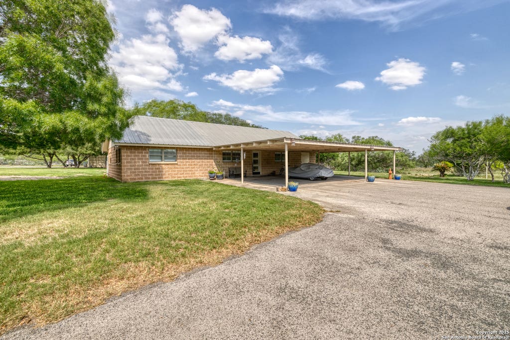 Photo of 433 Mills Ln, Uvalde, TX 78801 (MLS # 1862726)