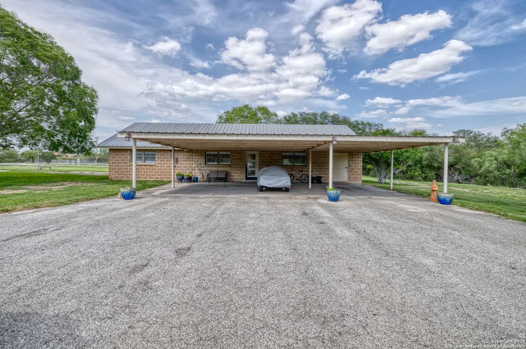 Photo of 433 Mills Ln, Uvalde, TX 78801 (MLS # 1862726)