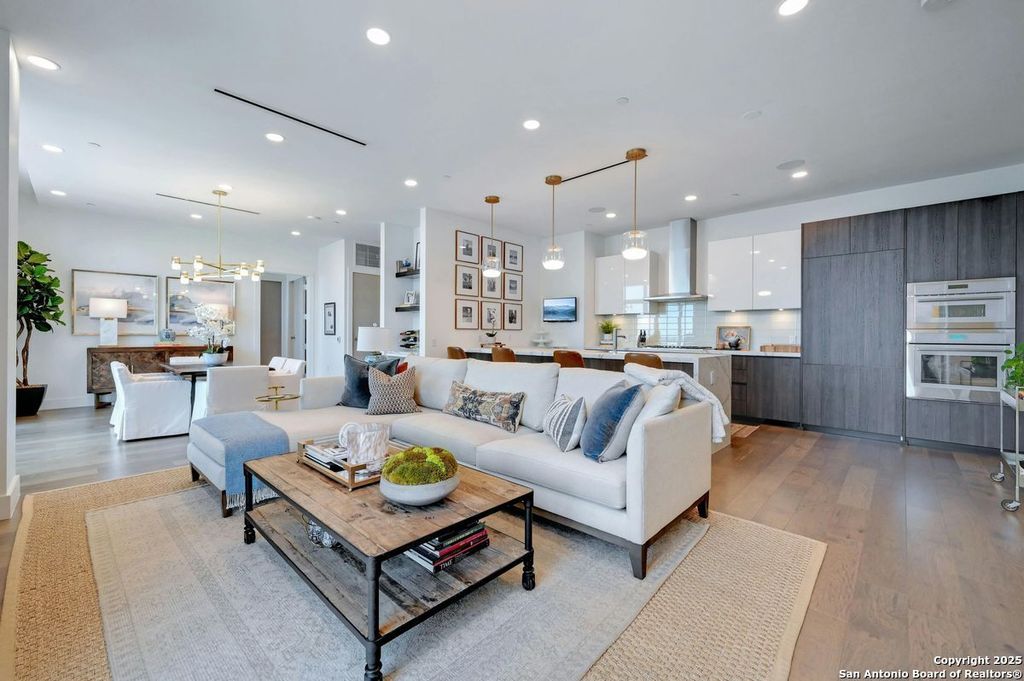 Photo of 123 Lexington APT 1410 #APT 1410, San Antonio, TX 78205 (MLS # 1929982)