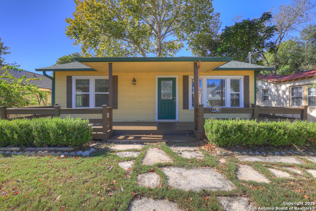 Photo of 927 N Union Ave, New Braunfels, TX 78130 (MLS # 1920133)