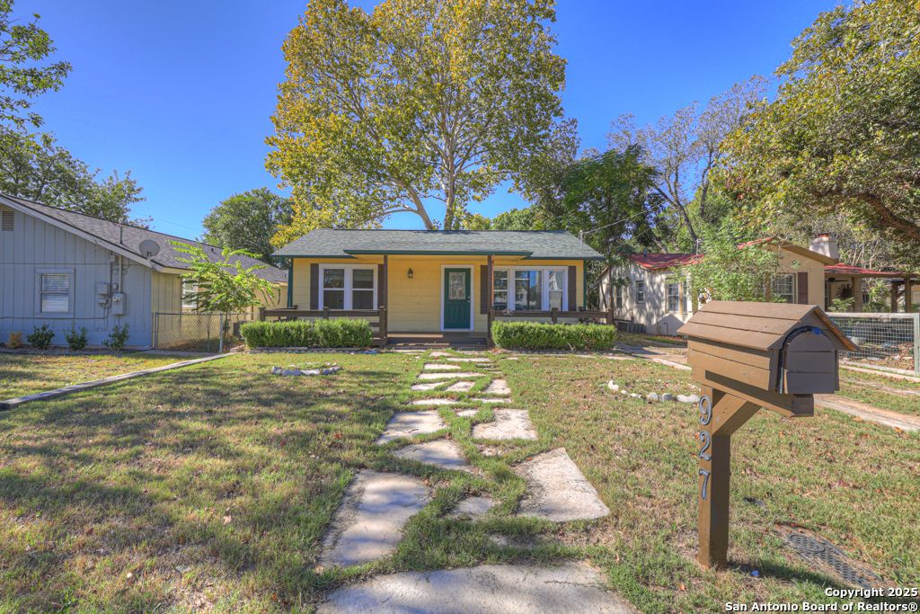 Photo of 927 N Union Ave, New Braunfels, TX 78130 (MLS # 1920133)
