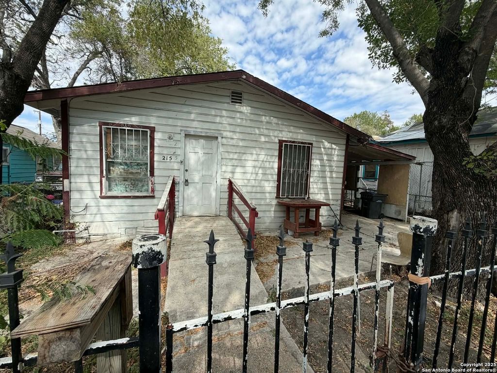 Photo of 215 Monclova, San Antonio, TX 78207 (MLS # 1926234)