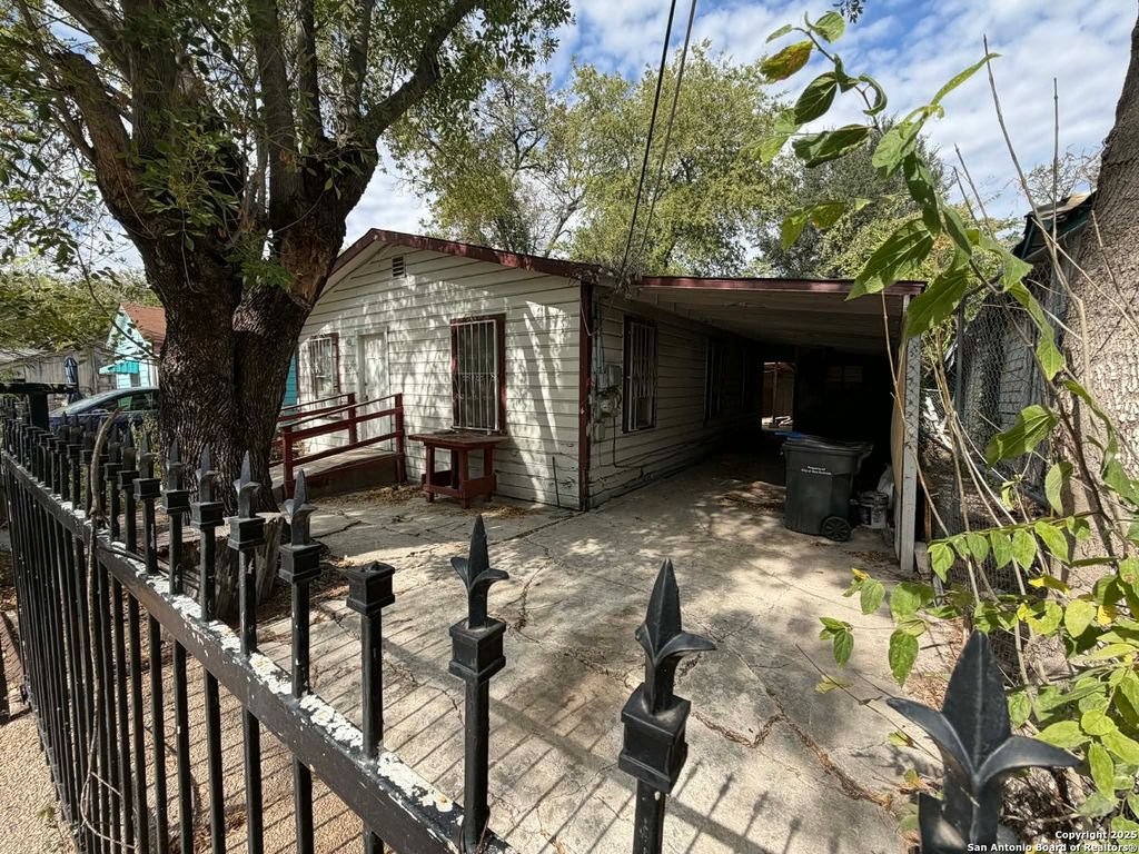 Photo of 215 Monclova, San Antonio, TX 78207 (MLS # 1926234)