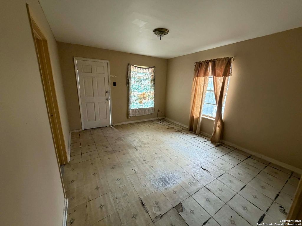 Photo of 215 Monclova, San Antonio, TX 78207 (MLS # 1926234)