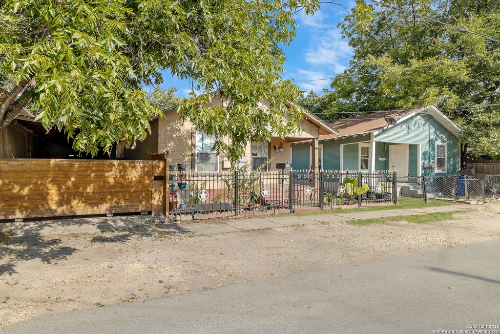 Photo of 806 N Brazos St, San Antonio, TX 78207 (MLS # 1896704)