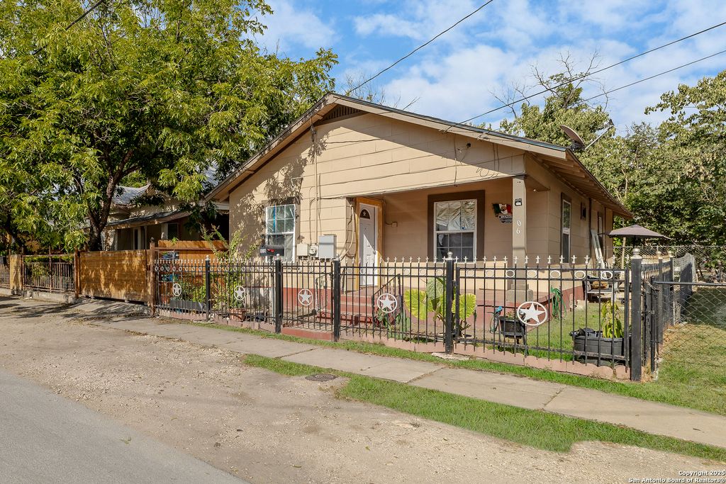 Photo of 806 N Brazos St, San Antonio, TX 78207 (MLS # 1896704)