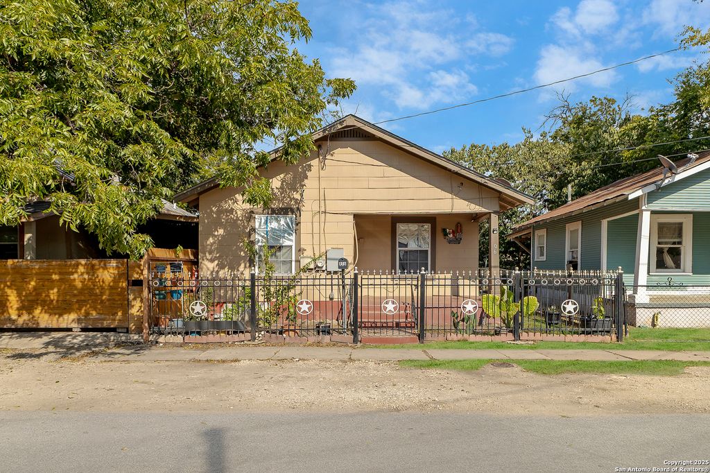 Photo of 806 N Brazos St, San Antonio, TX 78207 (MLS # 1896704)