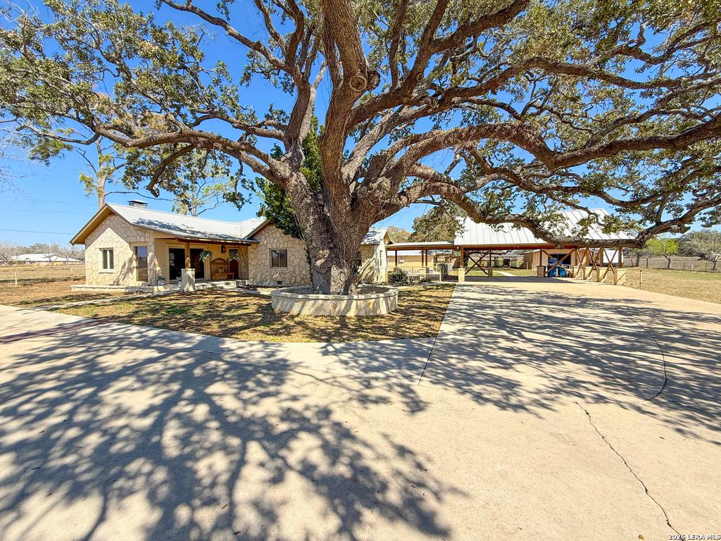 Photo of 2828 2nd St, Pleasanton, TX 78064 (MLS # 1936543)