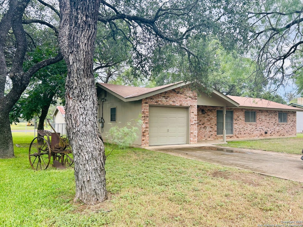 Photo of 204 SKYLARK DR, Fredericksburg, TX 78624 (MLS # 2001422)