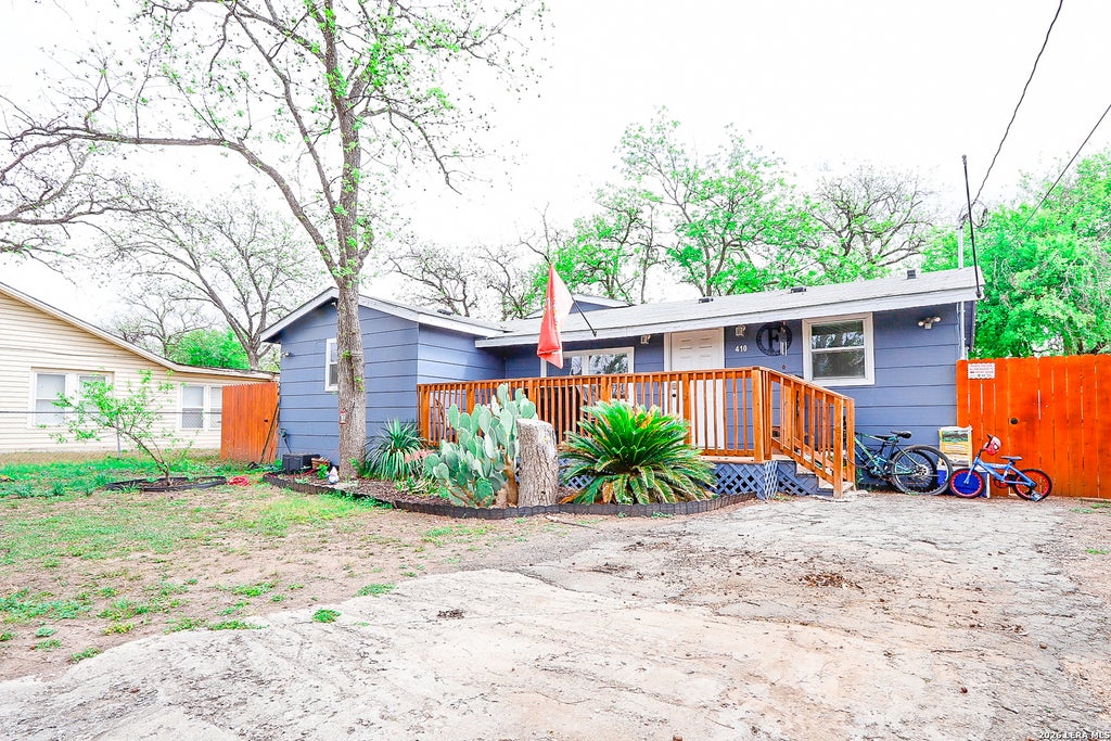 Photo of 410 N Crisp, Uvalde, TX 78801 (MLS # 1952926)