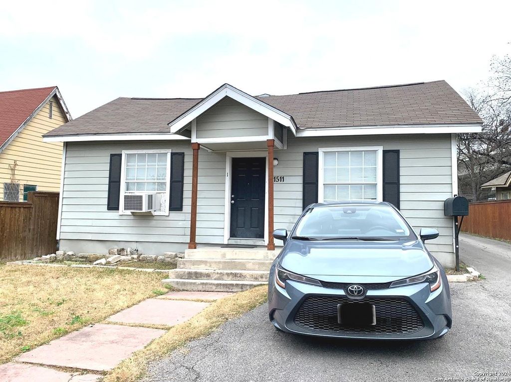 Photo of 1511 W Ashby Place 3 #3, San Antonio, TX 78201 (MLS # 1916145)